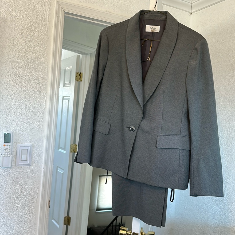 Le Suit 2 piece suit